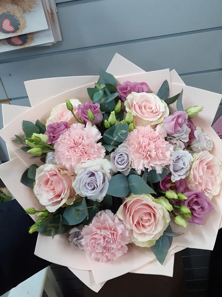 Букет цветов из: Розы, Гвоздики и Лизиантусы в Поддорье